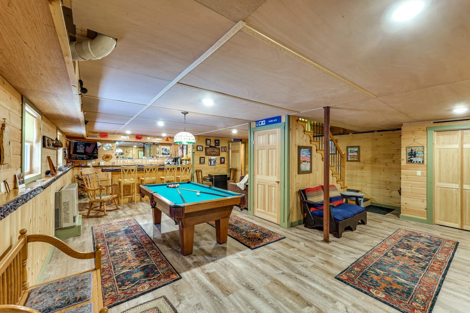 Game Room, Deck! Cozy Ski Cabin Near Sugarloaf House in Stratton