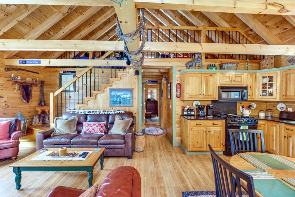 Game Room, Deck! Cozy Ski Cabin Near Sugarloaf House in Stratton