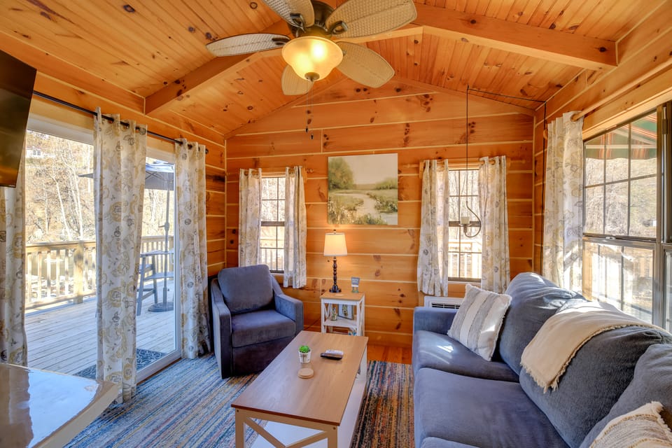 Steps to Virginia Creeper Trail: Creekside Retreat House in Damascus