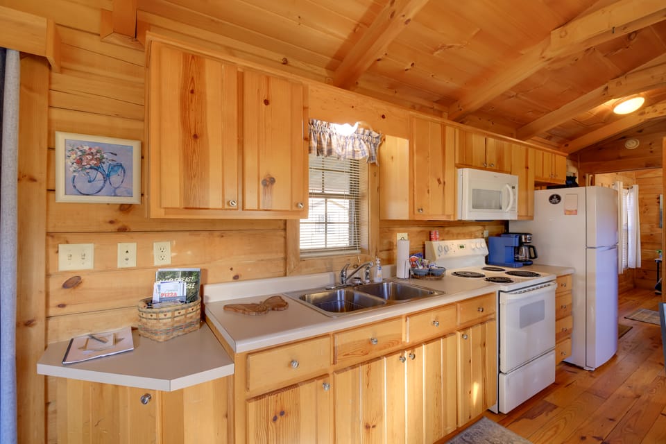 Pet-Friendly Damascus Cabin w/ Deck & Mtn Views! House in Damascus