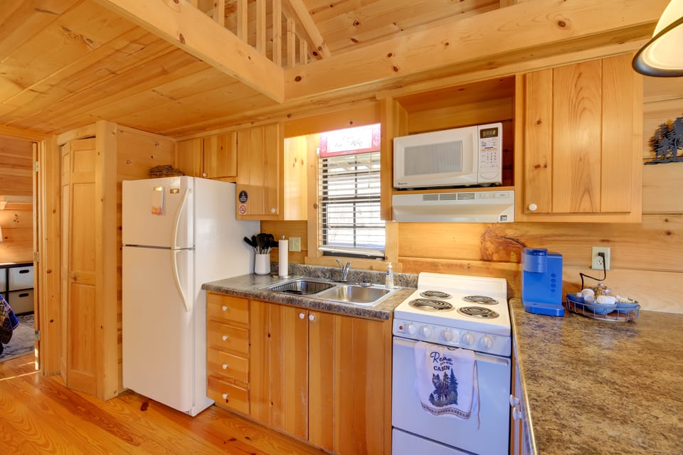 Bike, Hike, Ride & Fish from Cozy Creekside Cabin House in Damascus