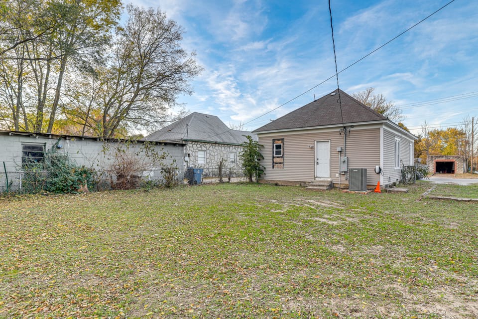 Stroll to Main St Eats! Pet-Friendly Joplin Escape House in Joplin