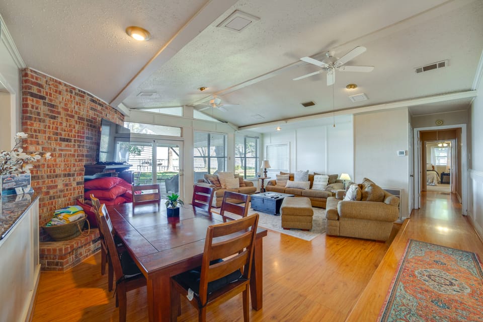 Family Retreat on Cedar Creek Lake! Dock & Views House in Cedar Creek Reservoir