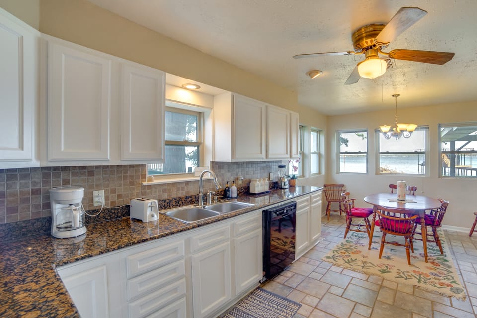Family Retreat on Cedar Creek Lake! Dock & Views House in Cedar Creek Reservoir