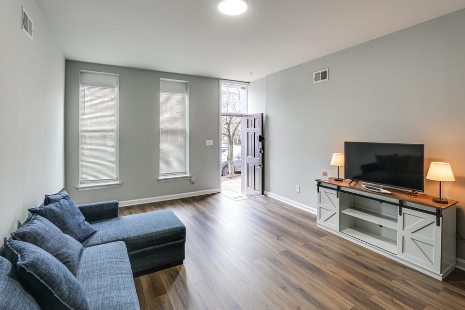 Pet-Friendly 3BR Rowhouse: Walk to Patterson Park! Apartment in Baltimore