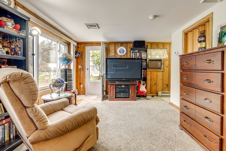 Hike & Explore Western Mass: Peaceful Studio Apartment in Massachusetts
