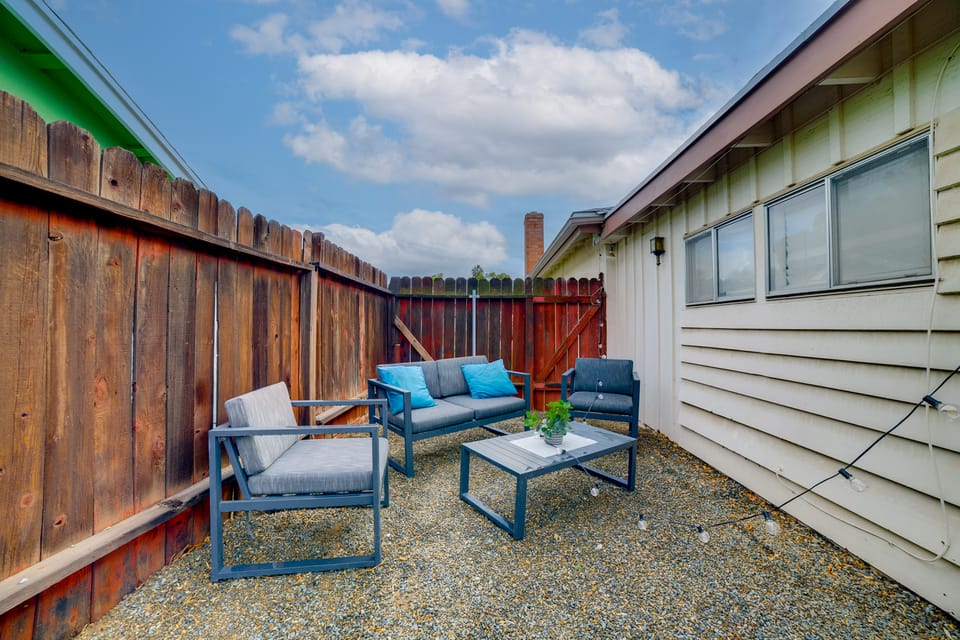 5 Mi to Dtwn Riverside & Hospital! Remote-Work Hub Apartment in Riverside