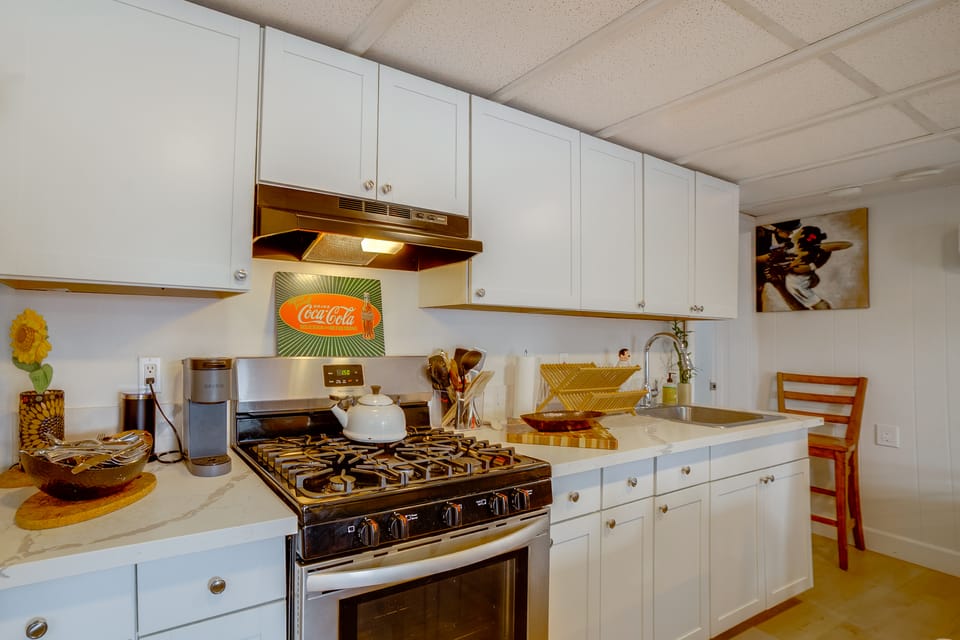 5 Mi to Dtwn Riverside & Hospital! Remote-Work Hub Apartment in Riverside