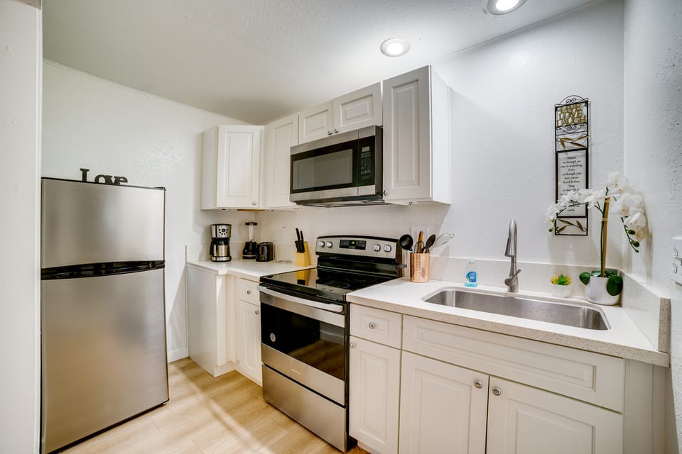 Work & Play! Studio 7 Mi to Dtwn San Bernardino House in Colton