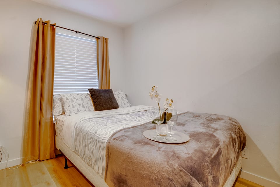 Nurse-Ready Rental 10 Mi to Dtwn Riverside! Apartment in Moreno Valley