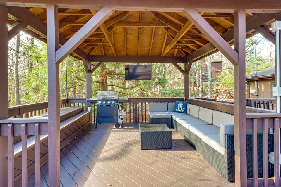 Gazebo, Fire Pit, Resort Perks! Split Rock Retreat House in Hickory Run State Park