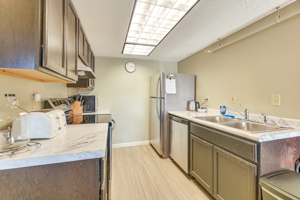 Walk to Ski Shuttle! Mountainside Resort Condo Apartment in Stowe