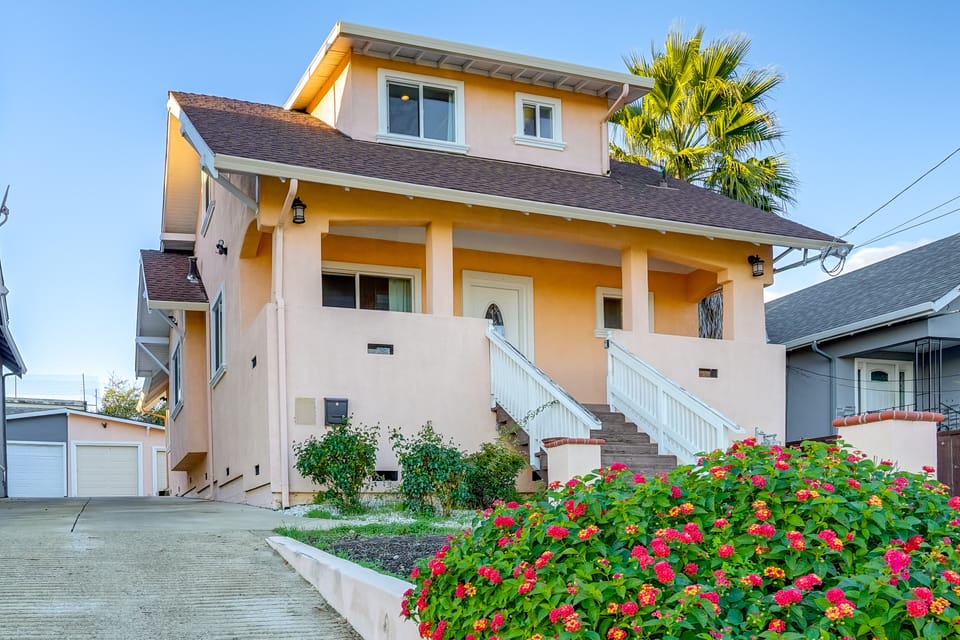 5 Mi to Jack London Square: Apt w/ Shared Yard Apartment in Oakland