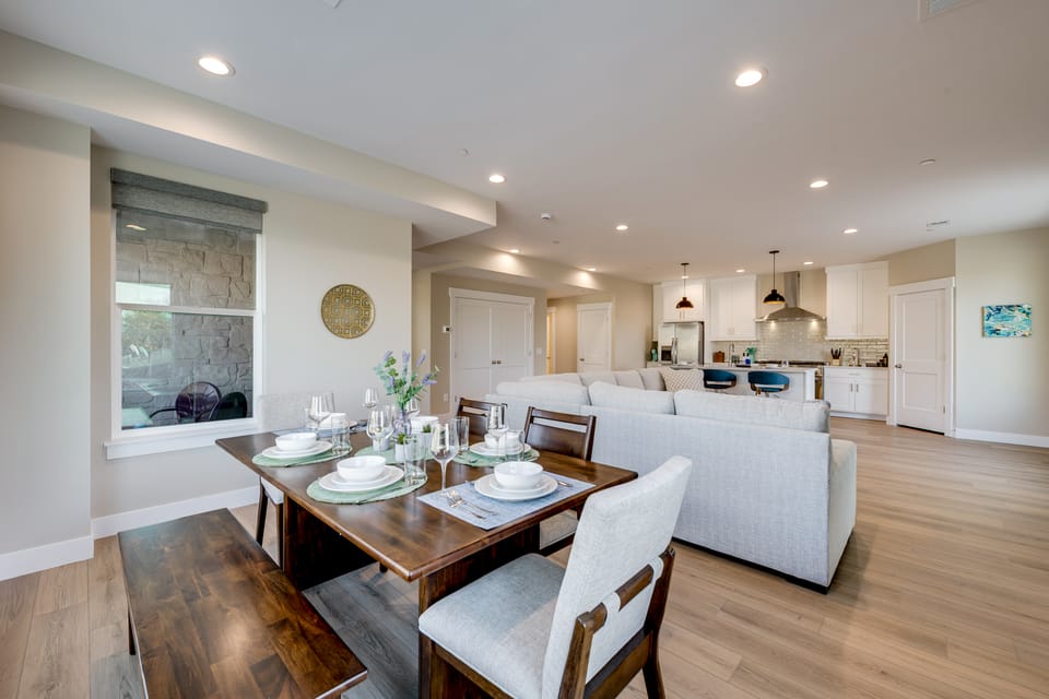 Ski Resorts & SLC Fun! Brand New Millcreek Home Apartment in Holladay