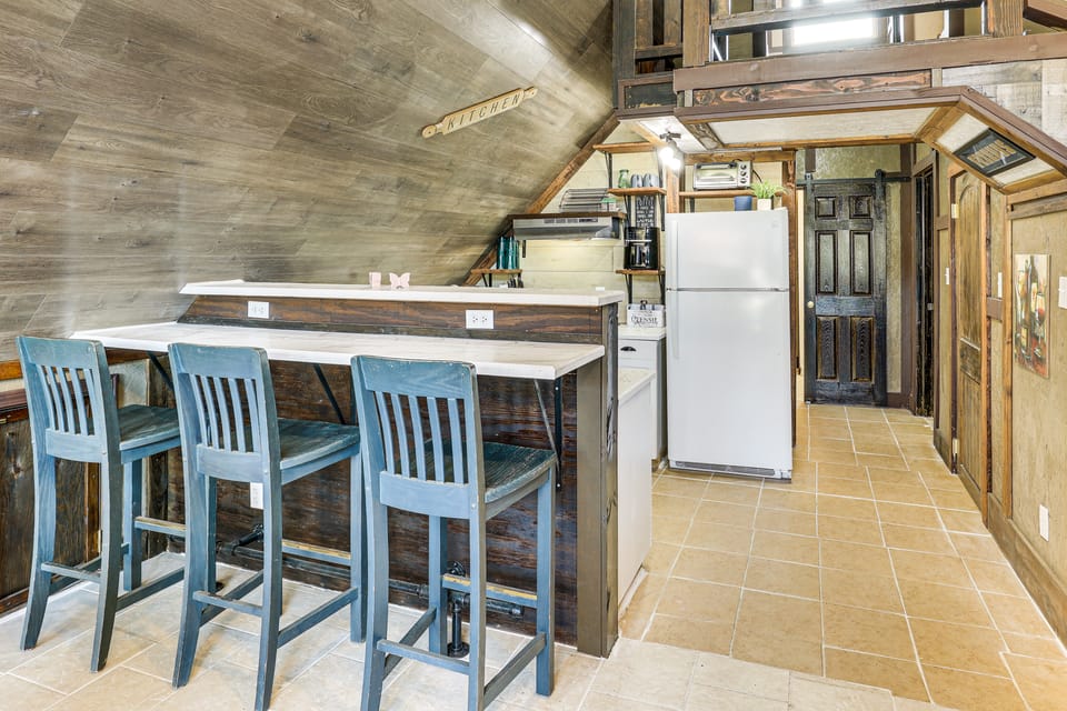 5 Mi to Old Odessa: Cabin w/ Deck & Rural Views House in Missouri