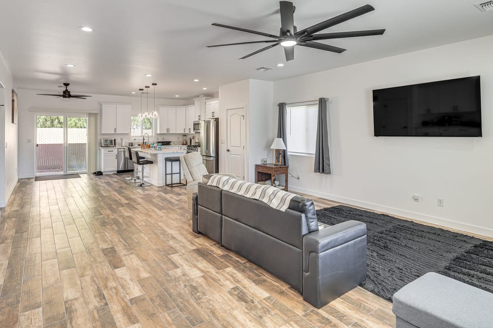 1 Block to Boat Launch! Home w/ Dog-Friendly Yard House in Bullhead City