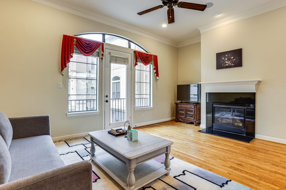 Walkable + Group-Friendly: Houston Home By Stadium Apartment in Houston