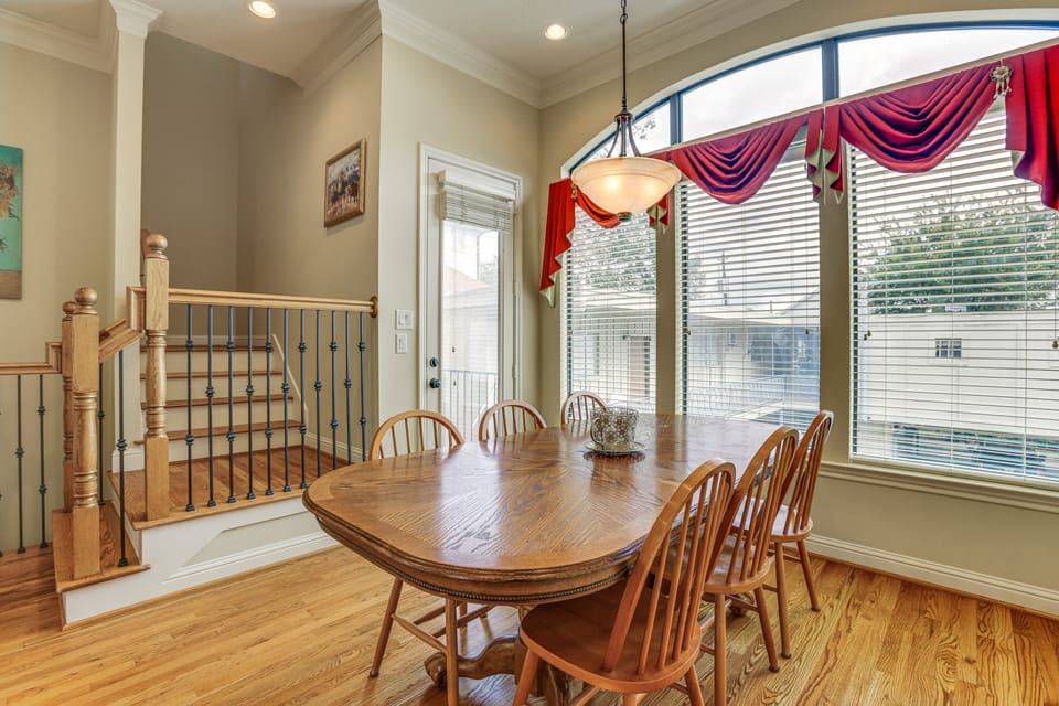 Walkable + Group-Friendly: Houston Home By Stadium Apartment in Houston