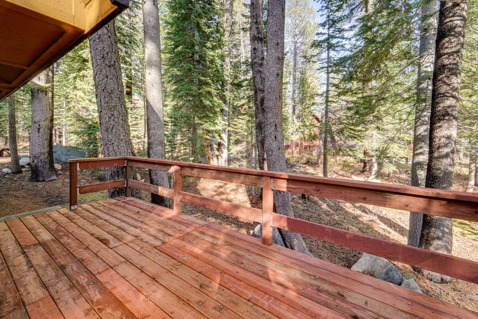 Near Slopes, Donner Lake & Trails! Woodsy Retreat House in Sierra Nevada