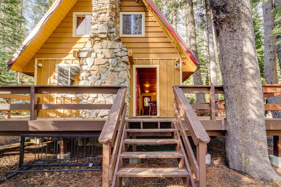 Near Slopes, Donner Lake & Trails! Woodsy Retreat House in Sierra Nevada