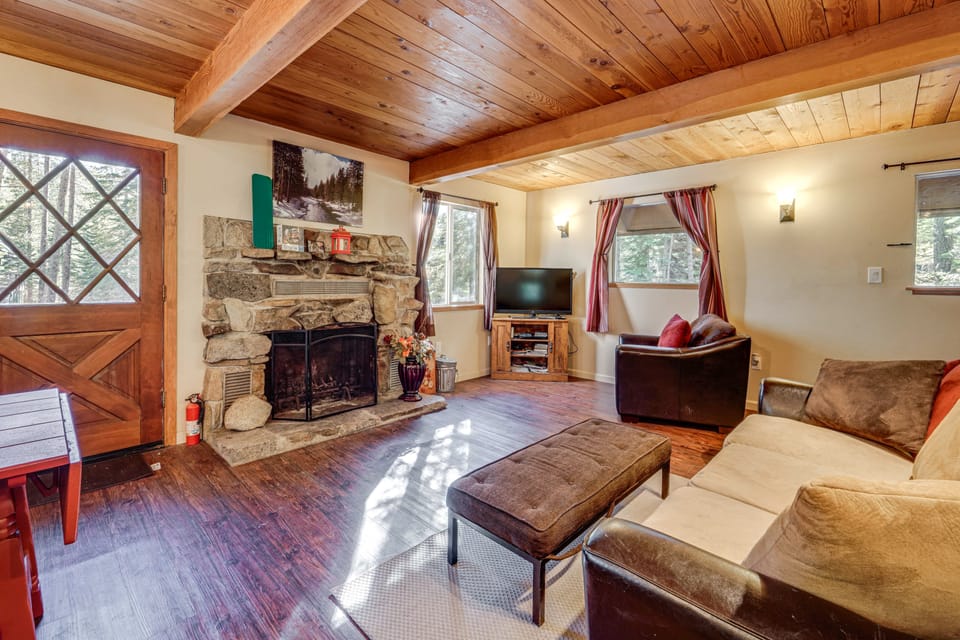 Near Slopes, Donner Lake & Trails! Woodsy Retreat House in Sierra Nevada