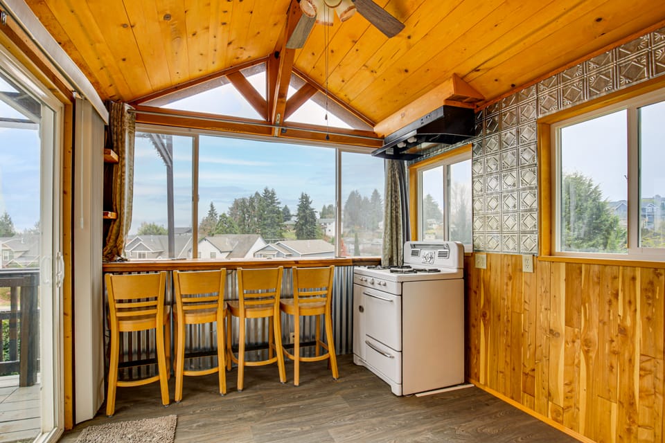 3 Mi to Dtwn Salem: Cozy Gem w/ Sunroom! House in Salem