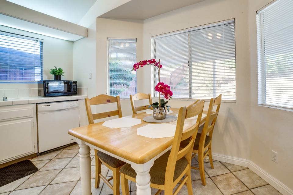 Home 8 Mi to Dtwn Riverside: Families Welcome! House in Moreno Valley