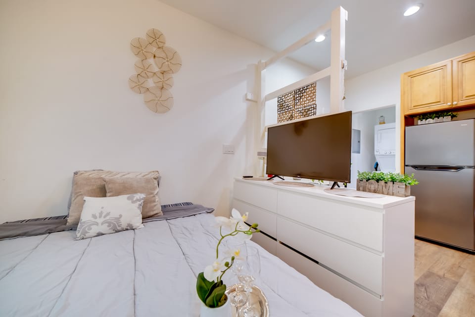 Work & Play! Studio Retreat 2 Mi to Dtwn Riverside Apartment in Riverside