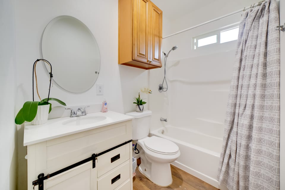 Work & Play! Studio Retreat 2 Mi to Dtwn Riverside Apartment in Riverside