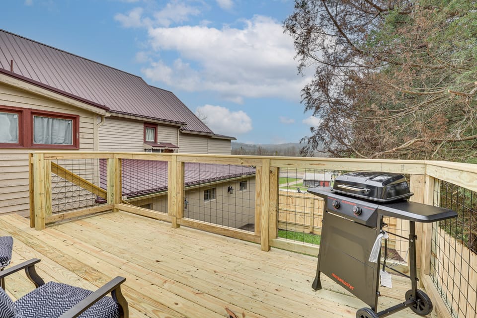 5 Mi to The Wilds: Spacious Family Hub, Game Room! House in Ohio