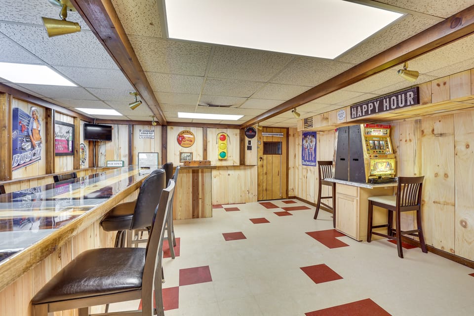 5 Mi to The Wilds: Spacious Family Hub, Game Room! House in Ohio