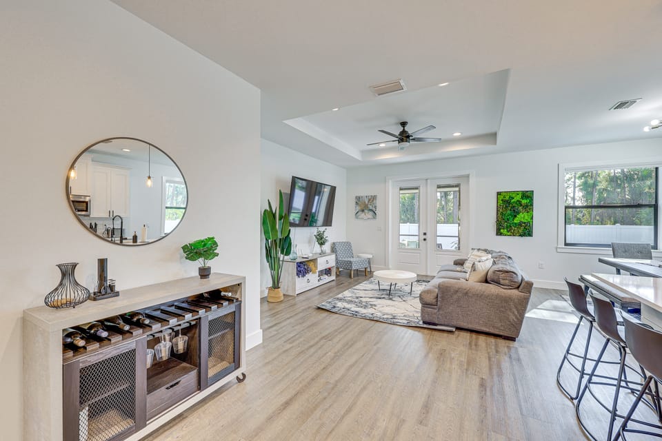Stone's Throw to All Major Attractions: Family Gem House in North Port