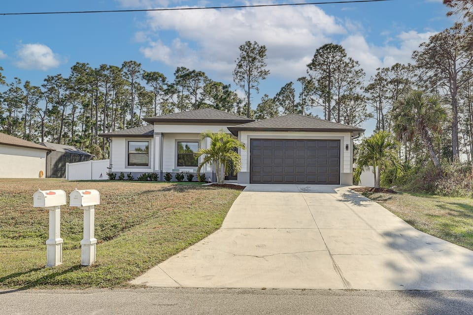 Stone's Throw to All Major Attractions: Family Gem House in North Port
