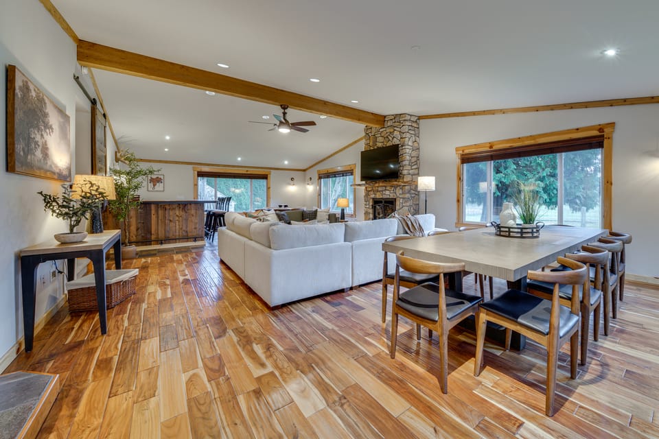 Fire Pit, Chic Deck! Family-Friendly Puyallup Home House in Puyallup