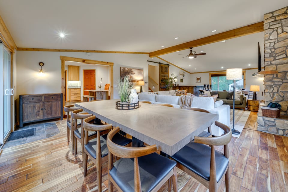 Fire Pit, Chic Deck! Family-Friendly Puyallup Home House in Puyallup