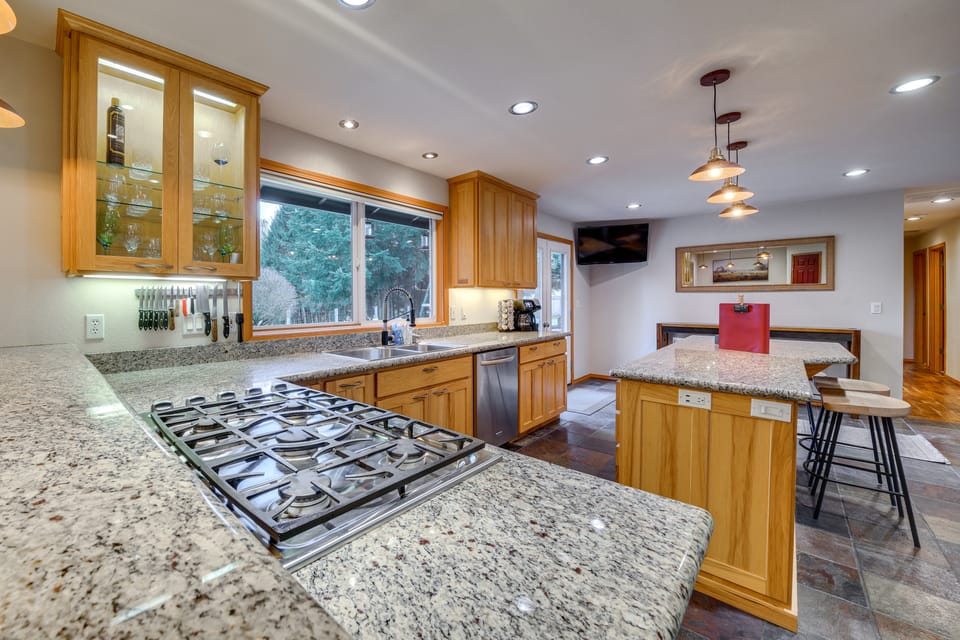 Fire Pit, Chic Deck! Family-Friendly Puyallup Home House in Puyallup