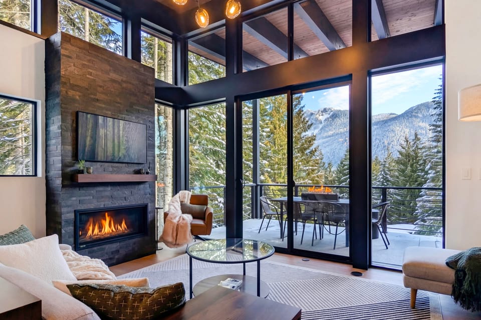 Ski In & Out 'The Mountainside House' w/ Hot Tub! Apartment in Snoqualmie Pass