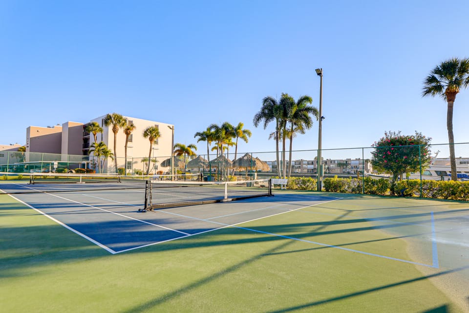 Great View, Resort Perks! Waterfront St Pete Condo Apartment in South Pasadena