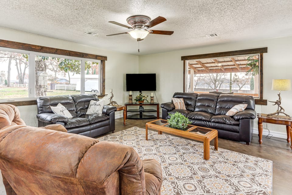 Deck & Yard: Wolf Creek Waterfront Home in Grove! House in Grove