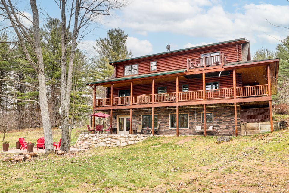 Spacious Log Home w/ 13 Acres, Ponds & Fire Pit! House in Michigan