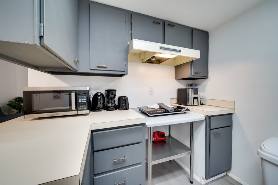 Near Tech Hub & Transit: Central Bellevue Home House in Bellevue