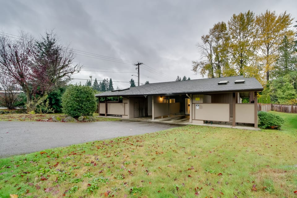 Near Tech Hub & Transit: Central Bellevue Home House in Bellevue