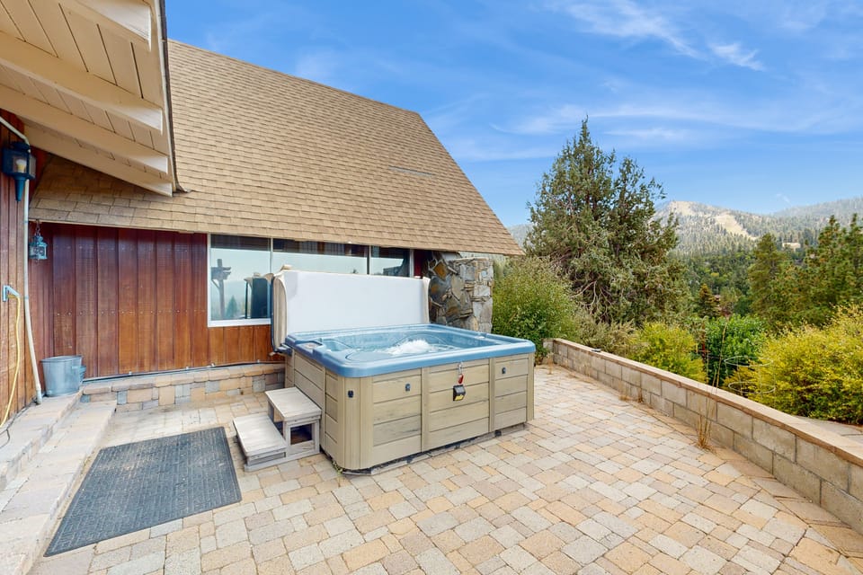 Panoramic Mtn & Lake Views: Hilltop Big Bear Cabin House in Big Bear
