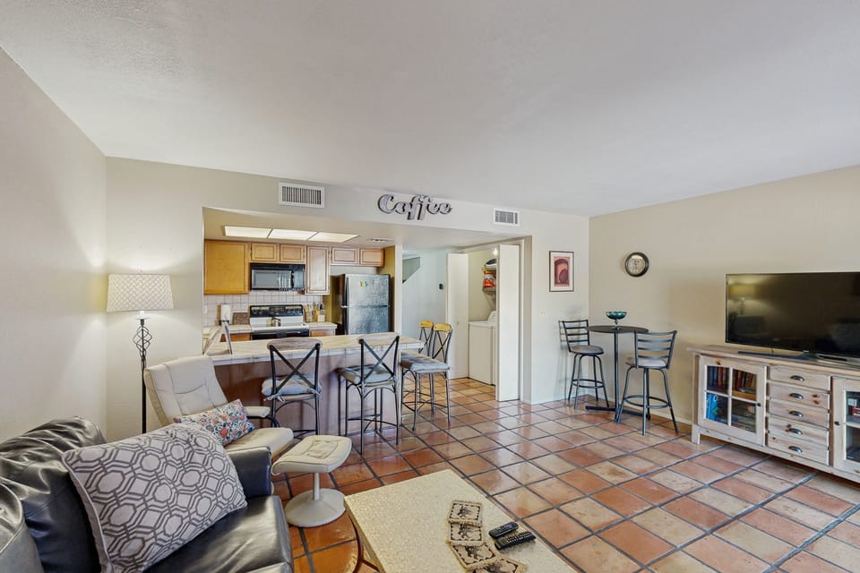 Extended Stay in Tucson! Dog-Friendly Townhome Apartment in Tanque Verde