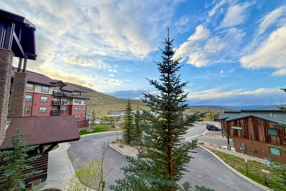 Granby Ranch Condo w/ Mtn-View: Trails & Hot-Tub! Apartment in Granby