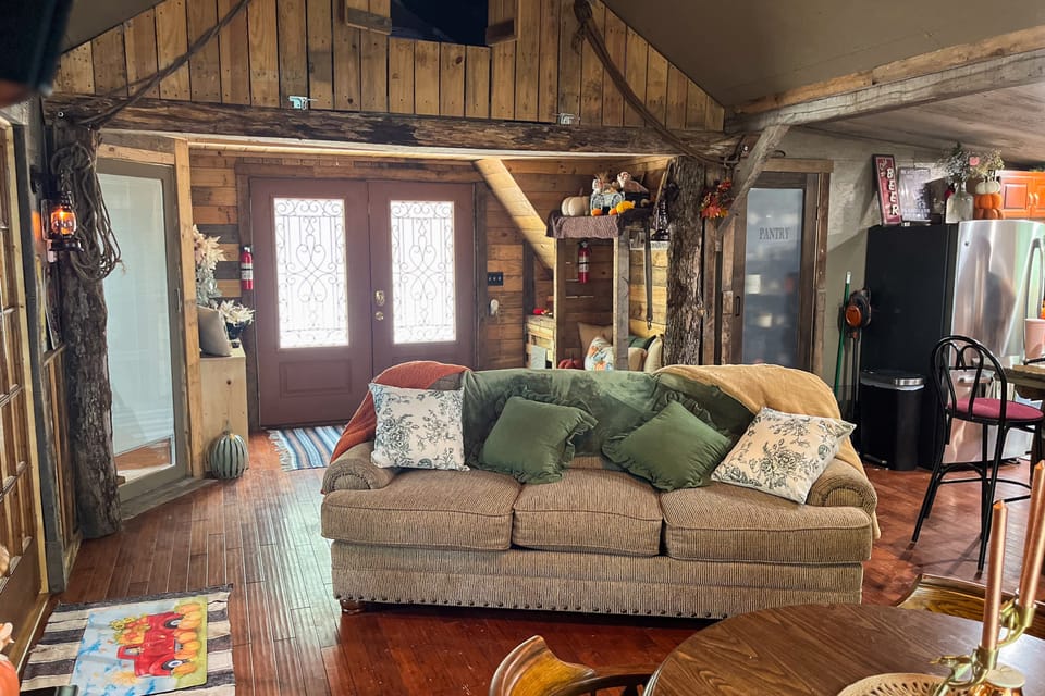 Walk to Trails & Fishing Spots! Lake Ozark Escape Apartment in Village Four Seasons