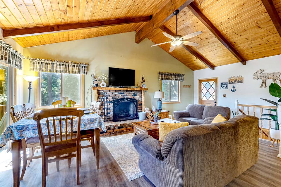 Idyllic Cabin in the Woods: Cozy Crestline Retreat House in Crestline