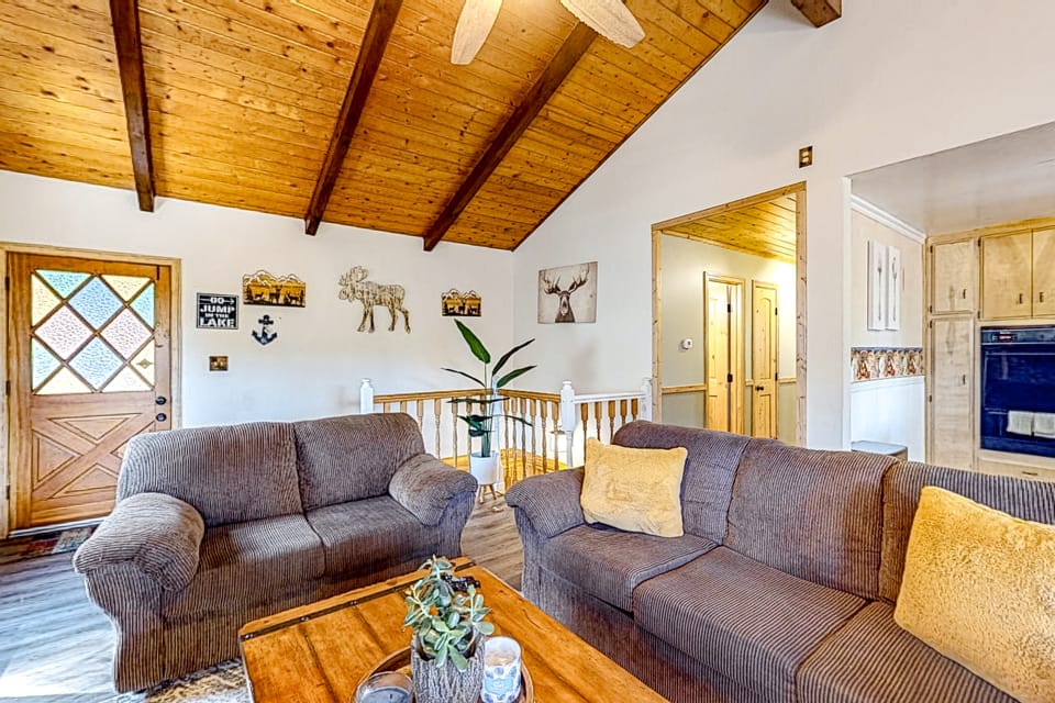 Idyllic Cabin in the Woods: Cozy Crestline Retreat House in Crestline