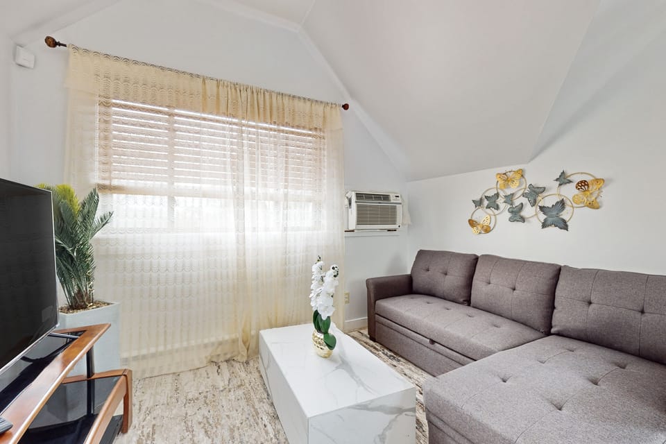 3 Mi to Franklin Park Zoo! Bright Residential Stay Apartment in Roslindale