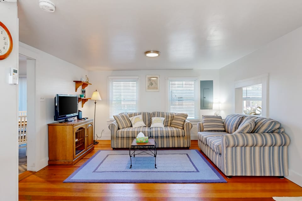 Charming 3BR Cottage Near the Beach w/ Deck House in Tisbury